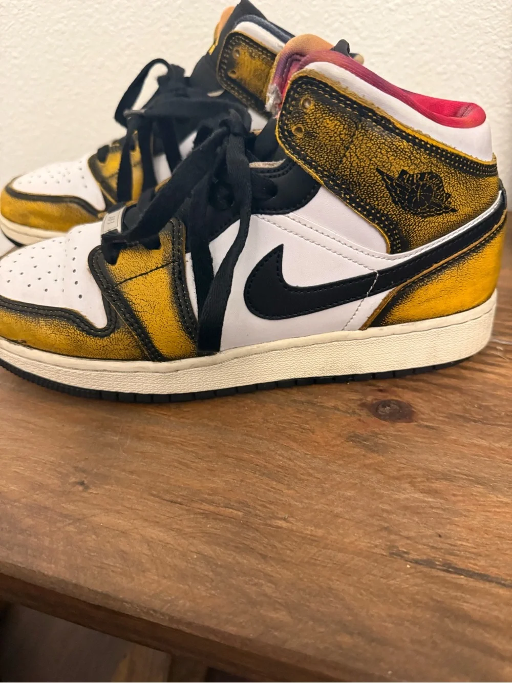 Nike Air Jordan 1 Mid SE “Wear-away” sneakers